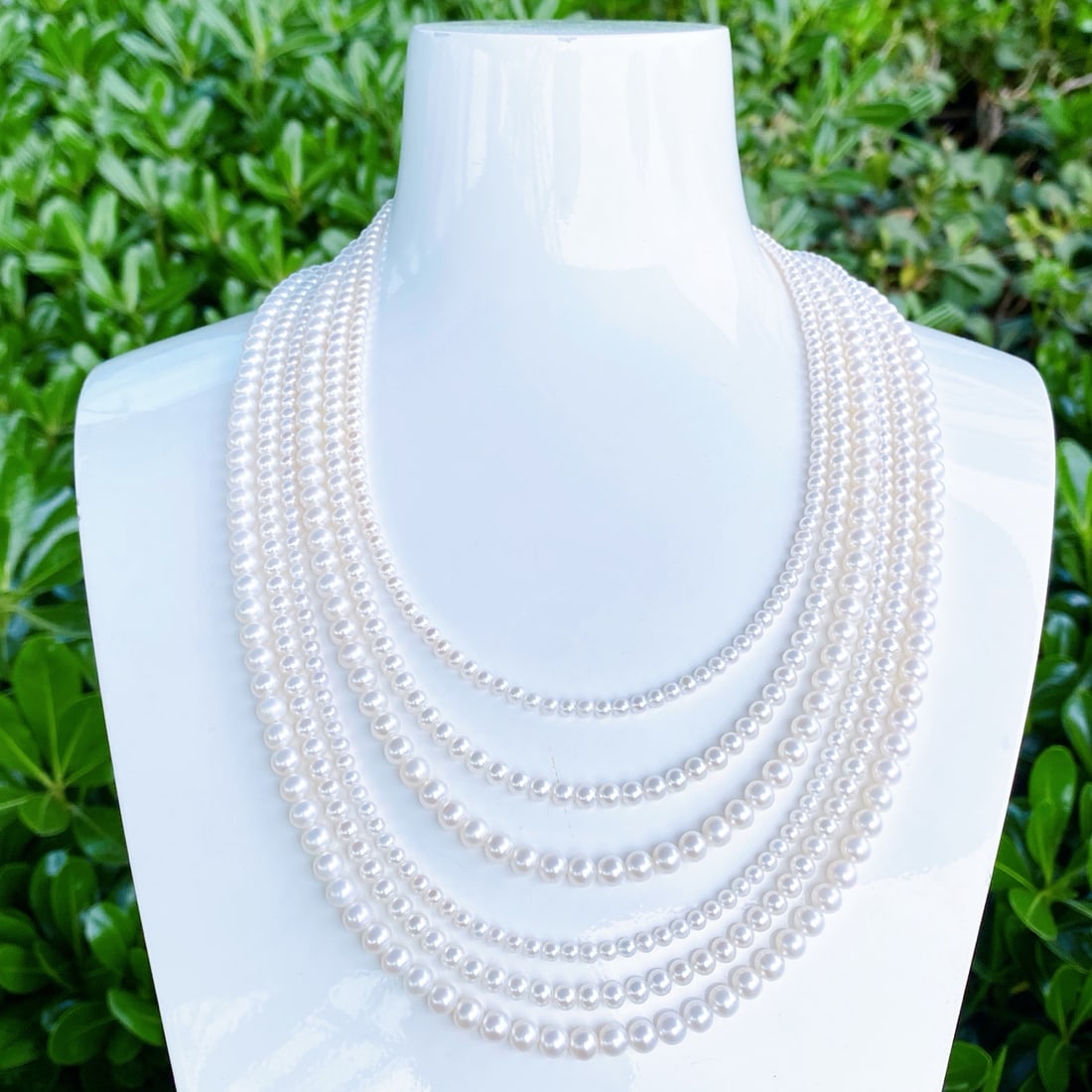 Natural Pearl Layered Necklace: This necklace features natural pearls, showcasing a rich golden and cool white luster. The large diameter pearls are arranged with smaller ones, creating a dynamic and lively visual effect. Pearl size