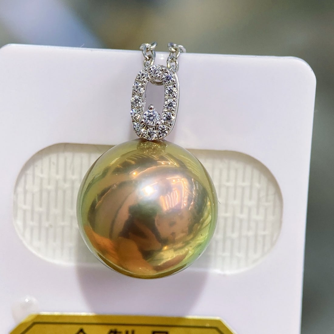 Silver natural pearl necklace: Silver natural pearl necklace, featuring a large 13mm diameter and nearly flawless round quality. Its dazzling front is complemented by exquisite silver fittings, perfectly embodying luxury and elegan