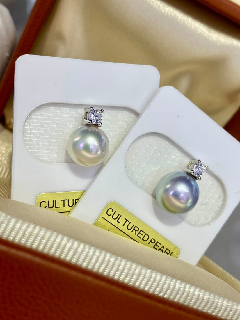 S925 Silver Natural Seawater Pearl Necklace: This necklace features natural seawater pearls, showcasing unparalleled rich gold and cool white luster. With a diameter of 8-9MM, the pearls are perfectly round with minimal blemishes, retaining thei