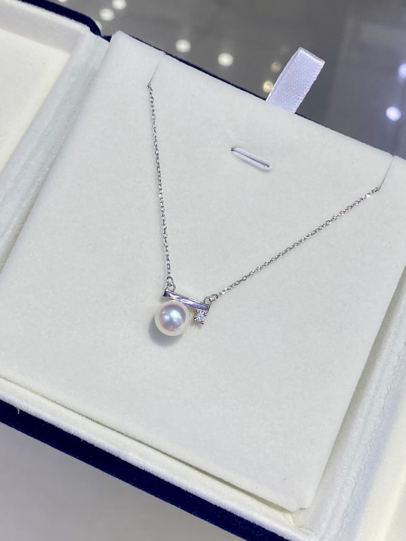Silver Akoya Pearl Pendant: This pendant showcases the natural luster of Akoya sea pearls, featuring rich gold and cool white hues. The pearls have a diameter of 7-8MM, exhibiting an almost flawless round shape. Its classic bala