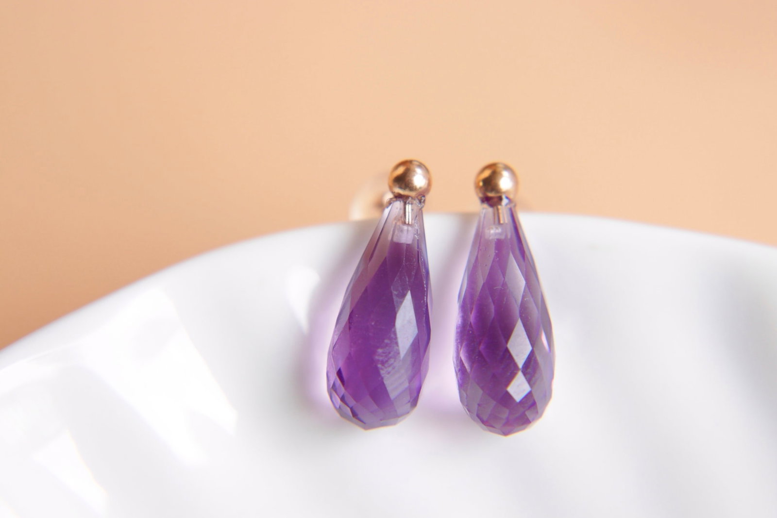 18K Gold Amethyst Earrings: These earrings feature meticulously set 18K gold with amethyst, showcasing an enchanting cool white hue and flawless clarity, highlighting the rich gold texture of natural gemstones. Specifications: T