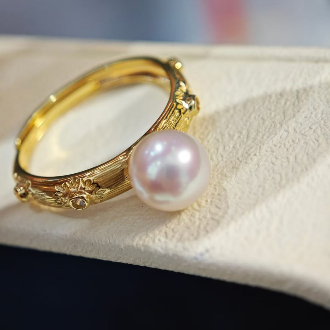Aurora Perfect Round Pearl Ring: This pearl ring showcases an aurora-like luster. The 8-8.5mm aurora-perfect round quality, with its large diameter and perfect round shape, ensures it will be the center of attention on any occasion. 