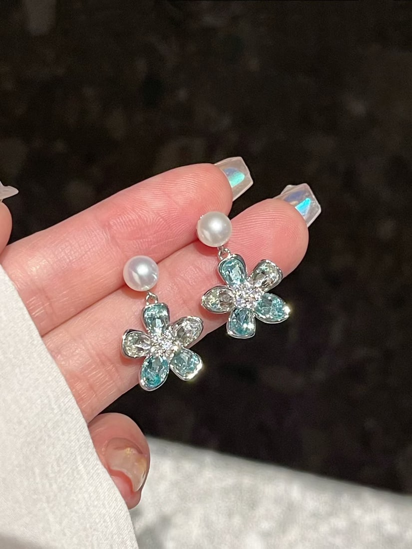 Zircon Natural Freshwater Pearl Earrings: These earrings feature a zircon floral design, exuding a cool and clean elegance. Paired with 6-7mm natural freshwater pearls, perfectly round with a strong luster and minimal blemishes. Suitable for 