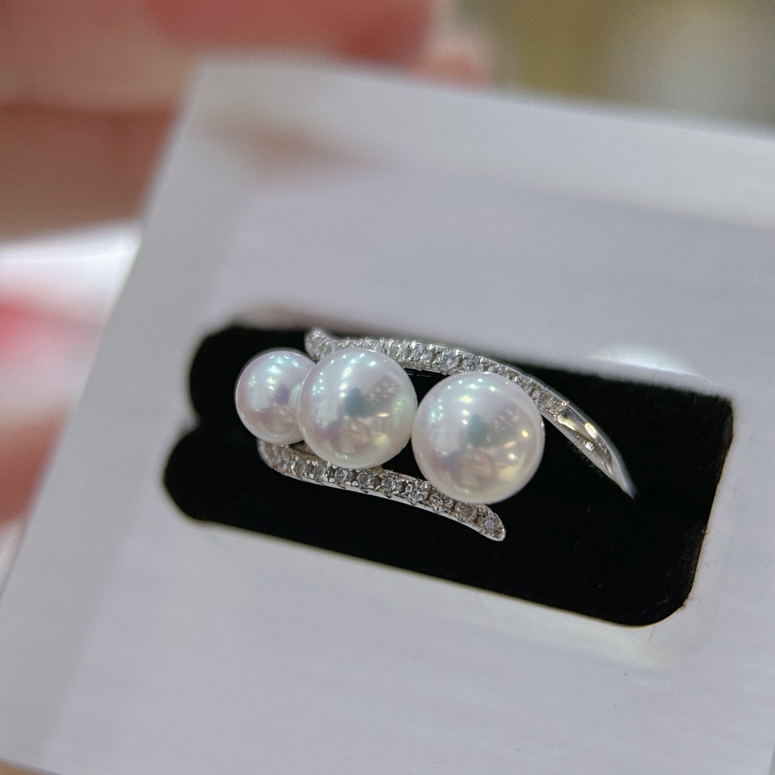 Sterling Silver Freshwater Pearl Ring: This ring is crafted from sterling silver with a rich gold texture, featuring 4-6mm aurora freshwater pearls, each carefully selected for their natural cool white luster and minimal blemishes. The ban