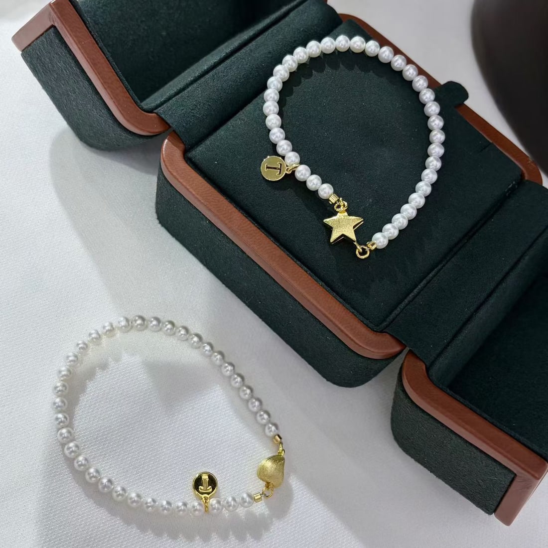 Natural Freshwater Pearl Bracelet: This bracelet features natural freshwater pearls with a diameter of 4-5MM, showcasing a rich golden hue and cool white luster. The pearls are nearly perfectly round with minimal blemishes, offering an