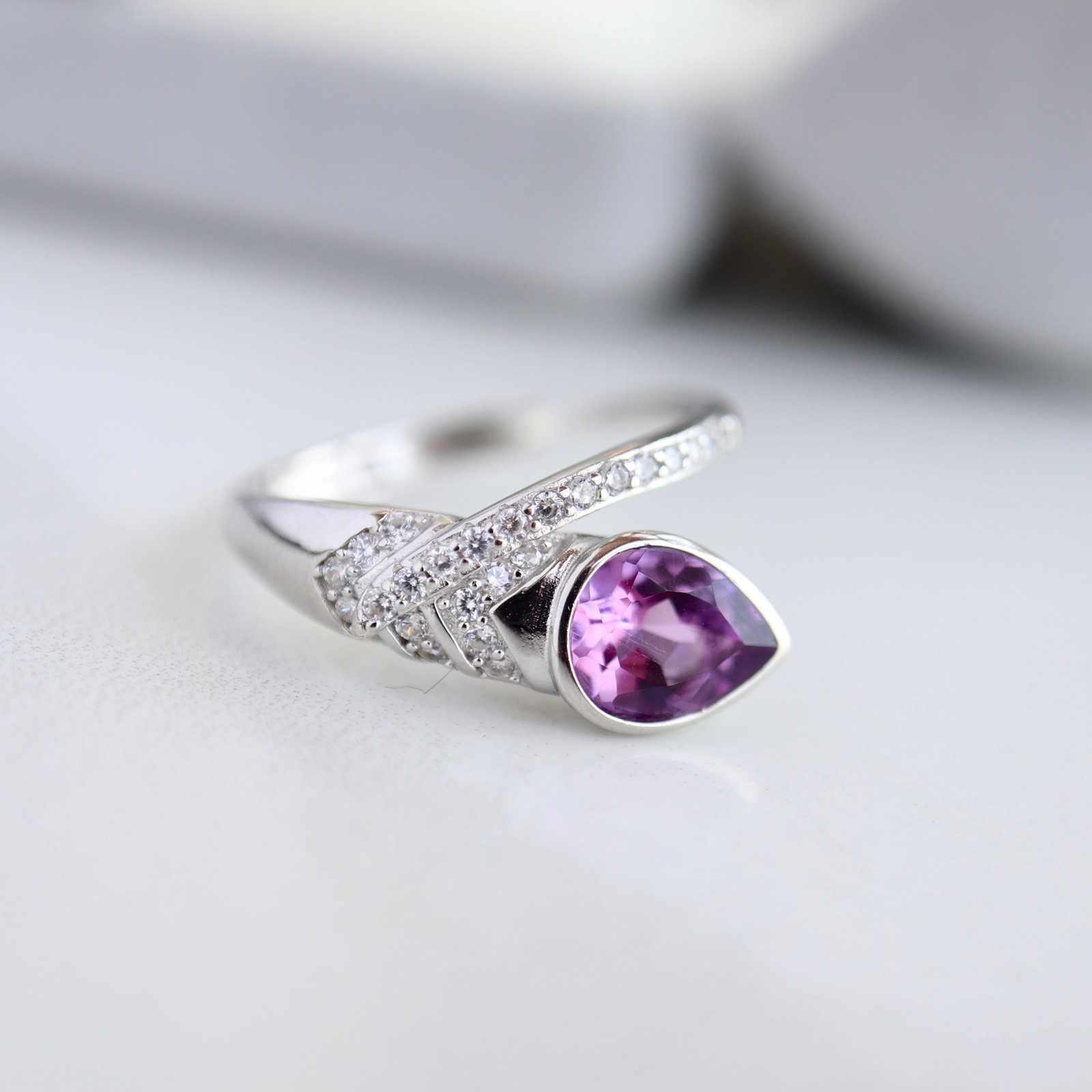 S925 Silver Natural Amethyst Ring: This natural amethyst ring features luxurious setting craftsmanship, showcasing a perfect blend of rich gold and cool white. The large diameter amethyst, cut with diamond precision, boasts a nearly fl