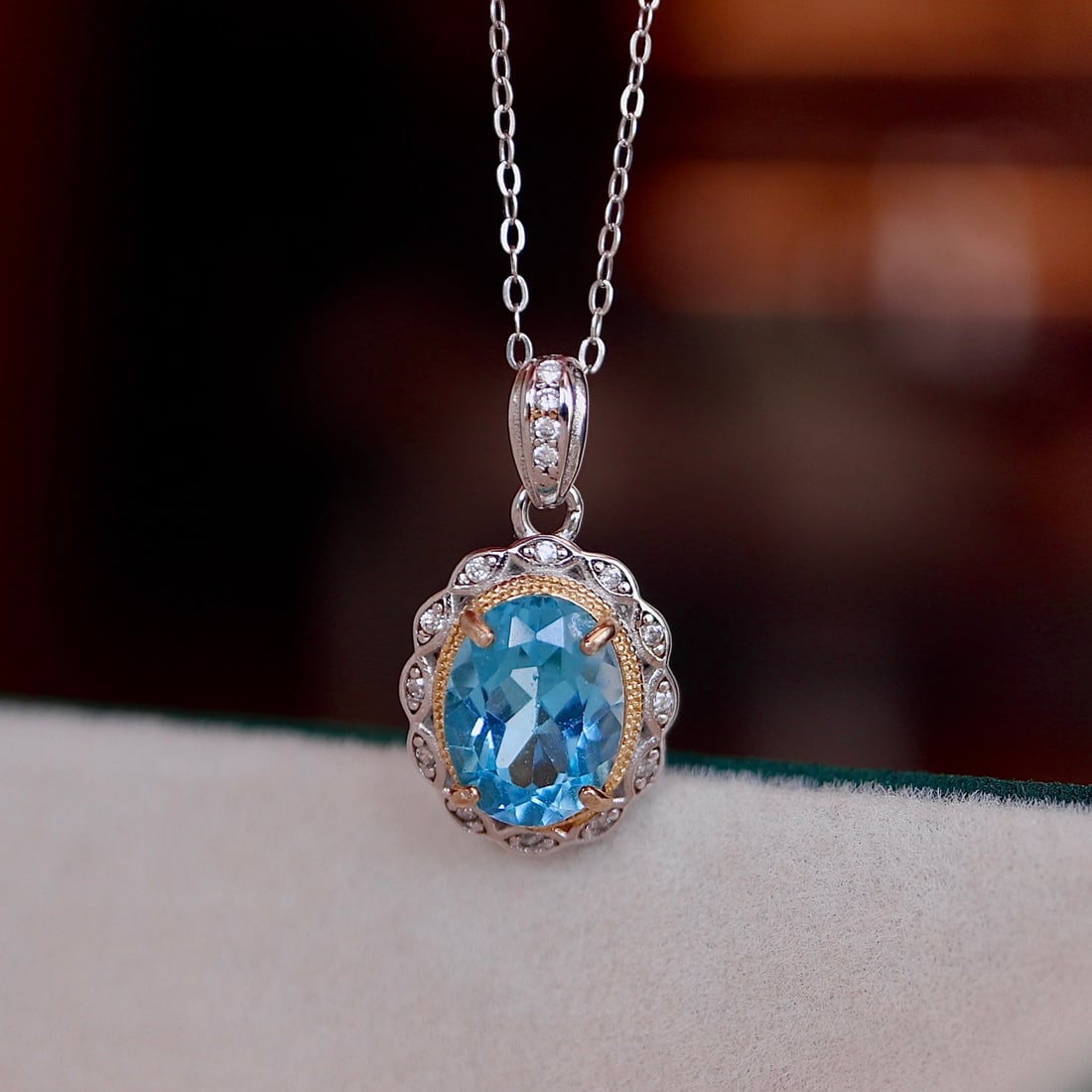 S925 Silver Natural Topaz Pendant: This pendant features a natural topaz set in S925 silver, showcasing a soothing Swiss blue hue and exuding the elegance of high-end jewelry. Crafted with exquisite Panyu craftsmanship. Freight: