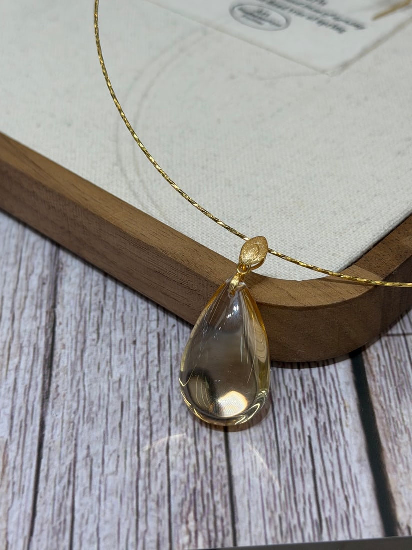 18K Gold Natural Citrine Pendant: This citrine teardrop pendant showcases a clear and golden brilliance, exuding a luxurious and gentle aura with its fine gold chain. Citrine, known as the stone of wealth, symbolizes optimism and attr