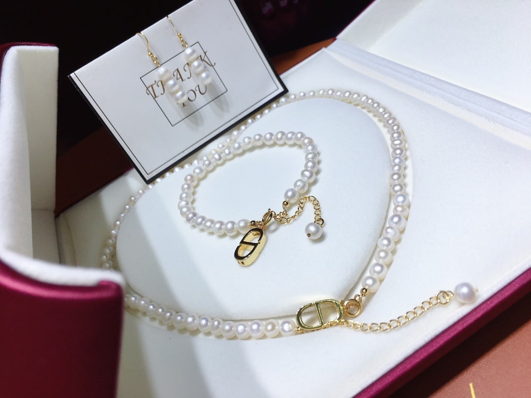 Natural White Pearl Set: This set of natural white pearls features a cool white luster and large diameter pearls, showcasing a flawless texture with minimal blemishes. The perfectly round pearls in the necklace, bracelet, and