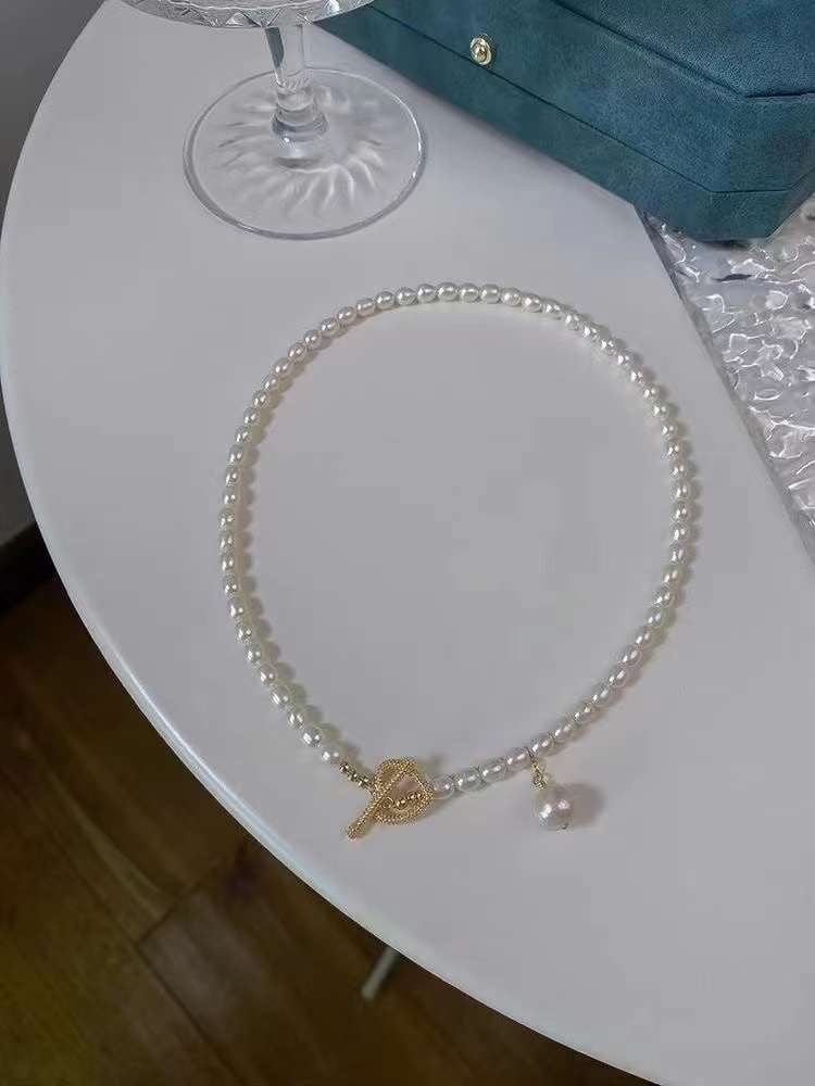 Natural Freshwater Pearl Necklace: This necklace features natural freshwater pearls with a diameter of 5-6MM, showcasing a rich golden and cool white luster. The design is simple yet stylish, complemented by a textured OT clasp, with p