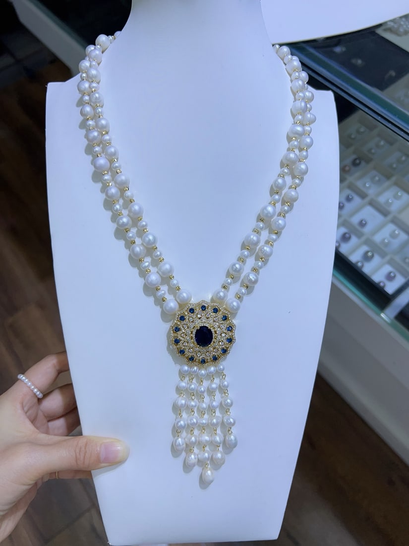 Natural White Pearl Necklace: This natural white pearl necklace exudes confidence and elegance with its multifaceted brilliance and cool white luster. With pearl diameters ranging from 4-9mm, its perfect round shape and minimal bl