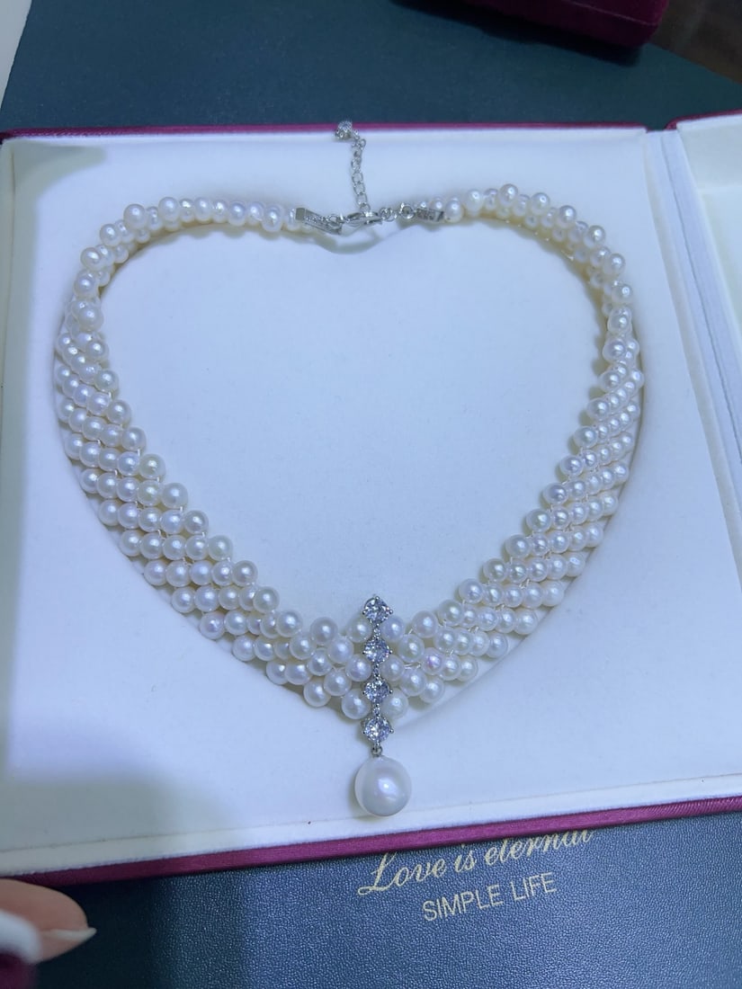 Natural White Pearl Necklace: This natural white pearl necklace is renowned for its elegant design and noble texture. With pearls measuring 5-6mm in diameter and nearly round in shape, it perfectly showcases the natural luster of 
