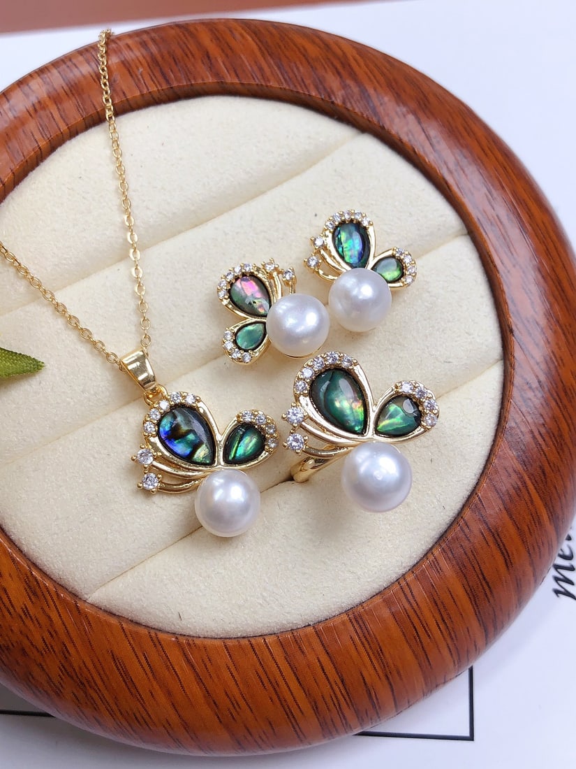 Natural White Pearl Set: This set features natural white pearls with diameters around 7-8-9mm, complemented by 18K gold-plated settings. The pearls exhibit a cool white luster and large diameter with minimal blemishes. Each p