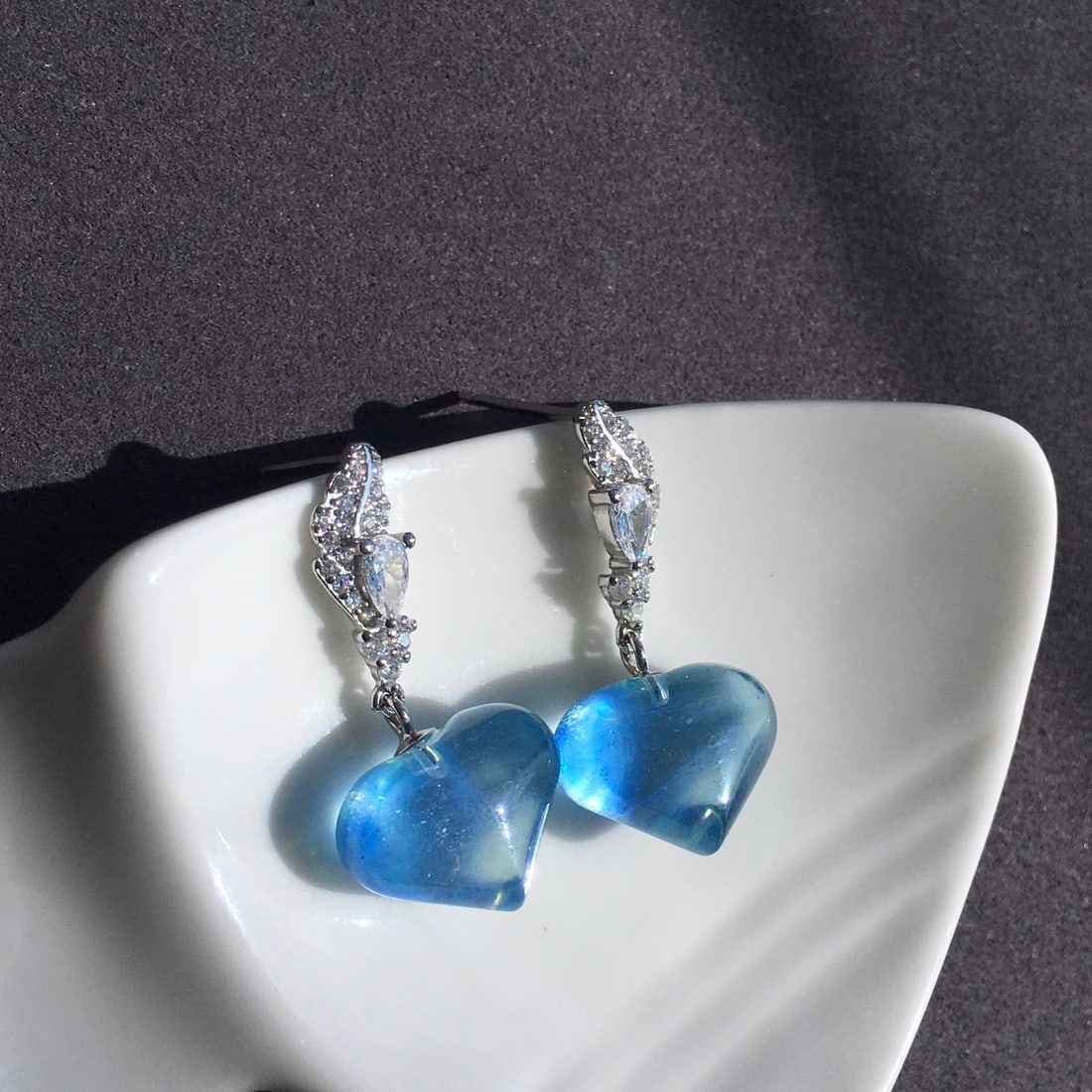 925 Silver Aquamarine Earrings: These earrings feature aquamarine in Santa Maria blue, meticulously set in 925 silver, showcasing a flawless glassy texture with natural rich gold and cool white luster. Freight: 1.International Freig