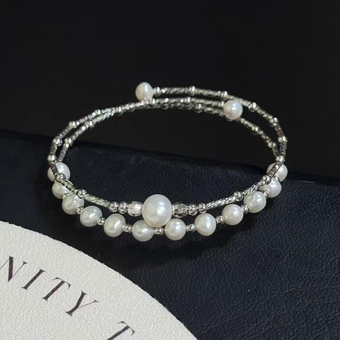 Natural Freshwater Pearl Bracelet: This bracelet features natural high-quality freshwater pearls with diameters of 4-5mm and 7-8mm, showcasing rich gold and cool white hues. The pearls are large in diameter, perfectly round, and nearly