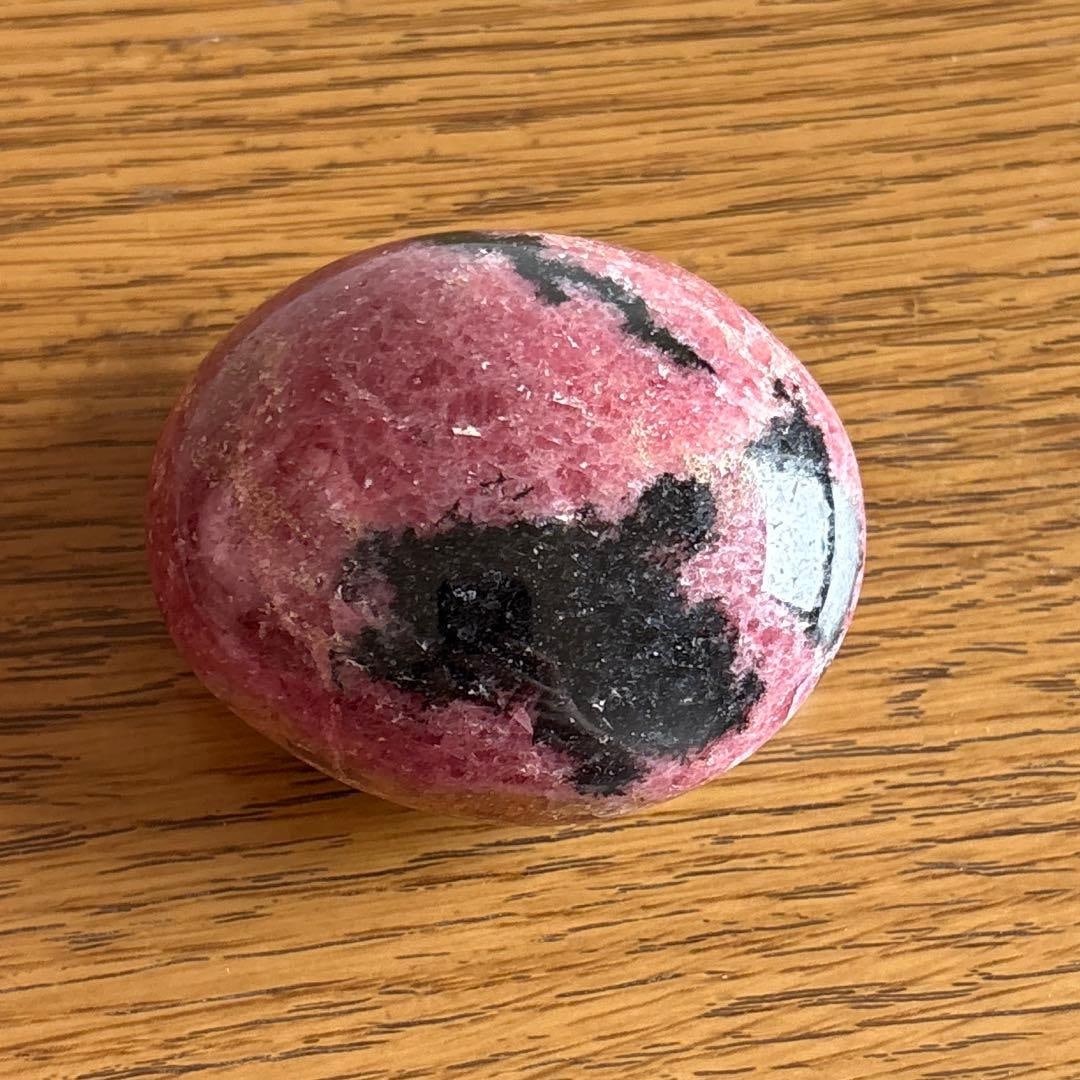 Imperial Red Rhodochrosite Palm Stone (Natural Palm Stone): Imperial Rhodochrosite Palm Stone (Natural Palm Stone) Weight: 109 grams Dimensions: 5.1 x 4.4 x 2.5 cm This is a high-quality deep pink rhodochrosite gemstone, which looks exceptionally beautiful