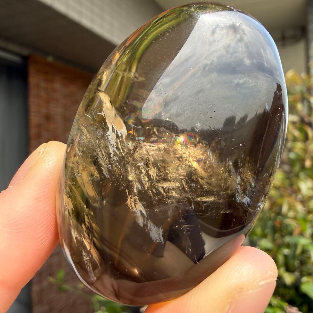 High-Quality Smoky Quartz: High-Quality Smoky Quartz with Iridescent Sheen, Palm-Shaped, Transparent, Unheated, Handheld, Polished Base Product Name Smoky Cluster Weight Approximately 55.6 grams Dimensions Approximately 5.1 cm 
