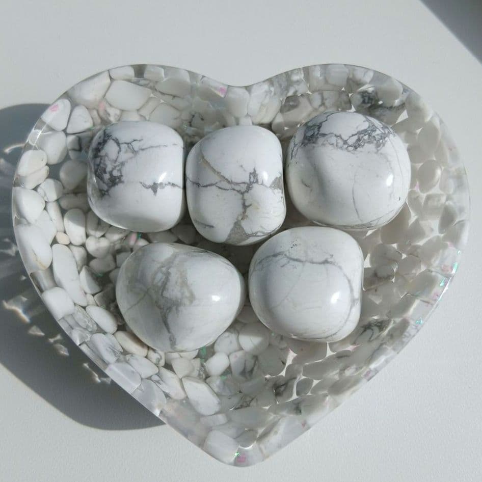 Five pieces of polished white veined stone (1 of 7)