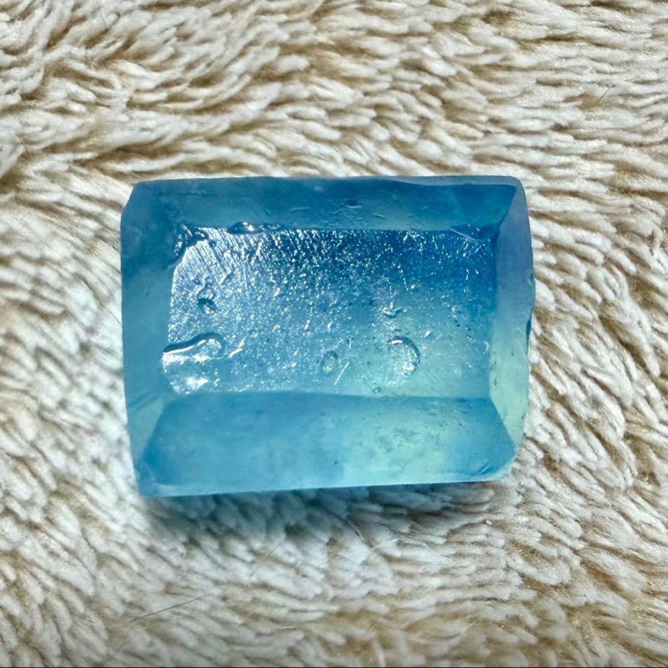 High-quality aquamarine natural loose stone, raw gemstone.: High-Quality Natural Aquamarine Rough Stone, Uncut. Origin: Brazil This is an irregularly shaped aquamarine. Dimensions: Approximately slightly over 25 mm in height. High-quality aquamarine sparkles u
