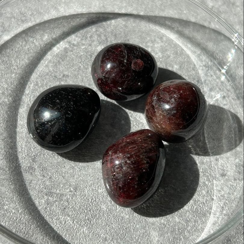 Set of 4 Polished Garnet Stones: Polished Garnet Stones (Set of 4) These are polished garnet stones. When held up to the light, they reveal a beautiful deep red color. Their compact size makes them ideal for carrying with you. This