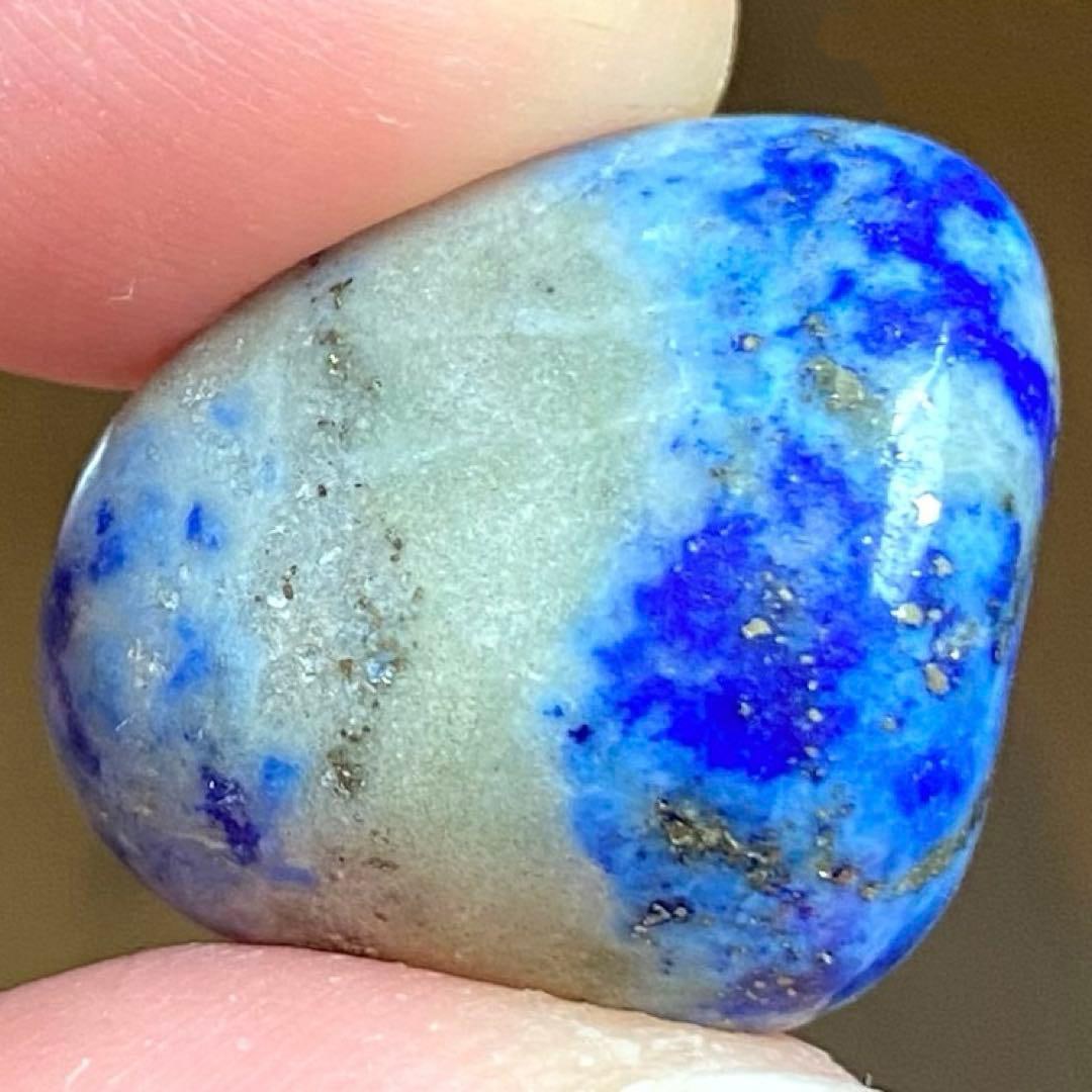 Polished Lapis Lazuli Stone: Polished Lapis Lazuli Stone, Handheld Stone, Natural Stone, Energy Stone Dimensions: - Length: Approximately 2.3 cm (at the longest point) - Width: Approximately 2 cm - Thickness: 1.3 cm - Weight: 7