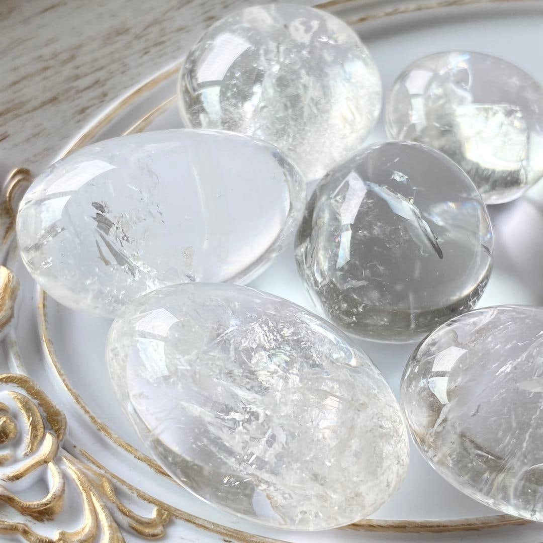 100 grams of polished quartz: 100g Polished Quartz Crystal quartz is a versatile natural gemstone known for its ability to harmonize the energies of other gemstones. It is believed to possess purifying, harmonizing, and activating