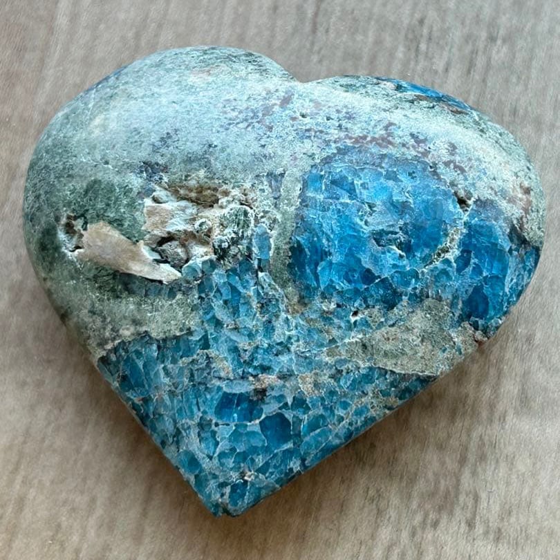 Heart-shaped blue apatite rough stone: Blue Apatite Heart-Shaped Raw Stone, with an unpolished exterior that retains its original texture. The unique pattern is its charm. Blue Apatite Heart Shape The entire surface is not uniformly blue,