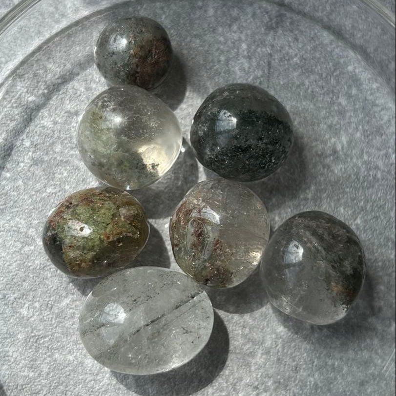 Polished Garden Quartz Stones (Set of 7): Polished Garden Quartz Stones (Set of 7) This is a set of polished garden quartz stones. The largest stone has a diameter of 23 mm, while the smallest is approximately 14.4 mm. Each of the 7 pieces we