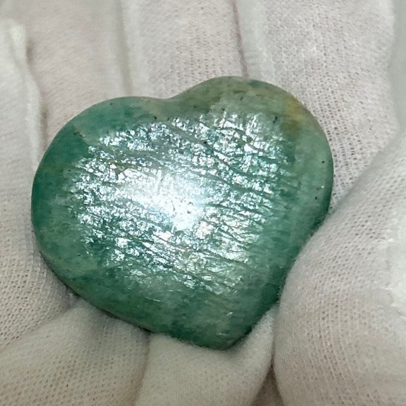 Heart-shaped Amazonite: Heart-Shaped Amazonite Approximately 26.5 grams A beautiful heart-shaped amazonite, shimmering with an enchanting luster. Freight: 1.International Freight: Foreign shipping charges are determined by d