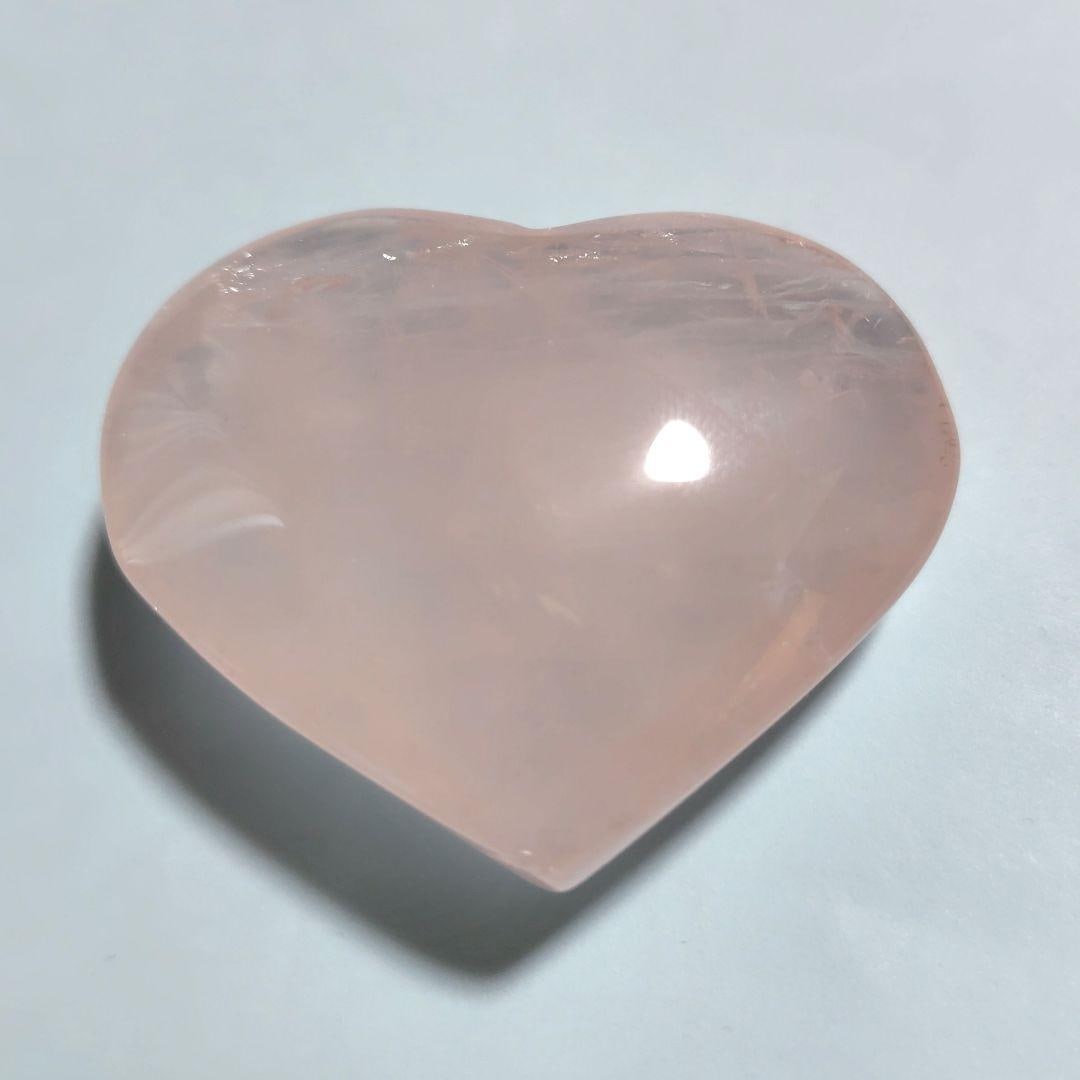 Rose Quartz Heart-Shaped Gravel: Rose Quartz Heart-Shaped Rough Stone Charming light pink heart-shaped rose quartz rough stone. Dimensions are approximately 52 mm x 43 mm x 10 mm. Freight: 1.International Freight: Foreign shipping
