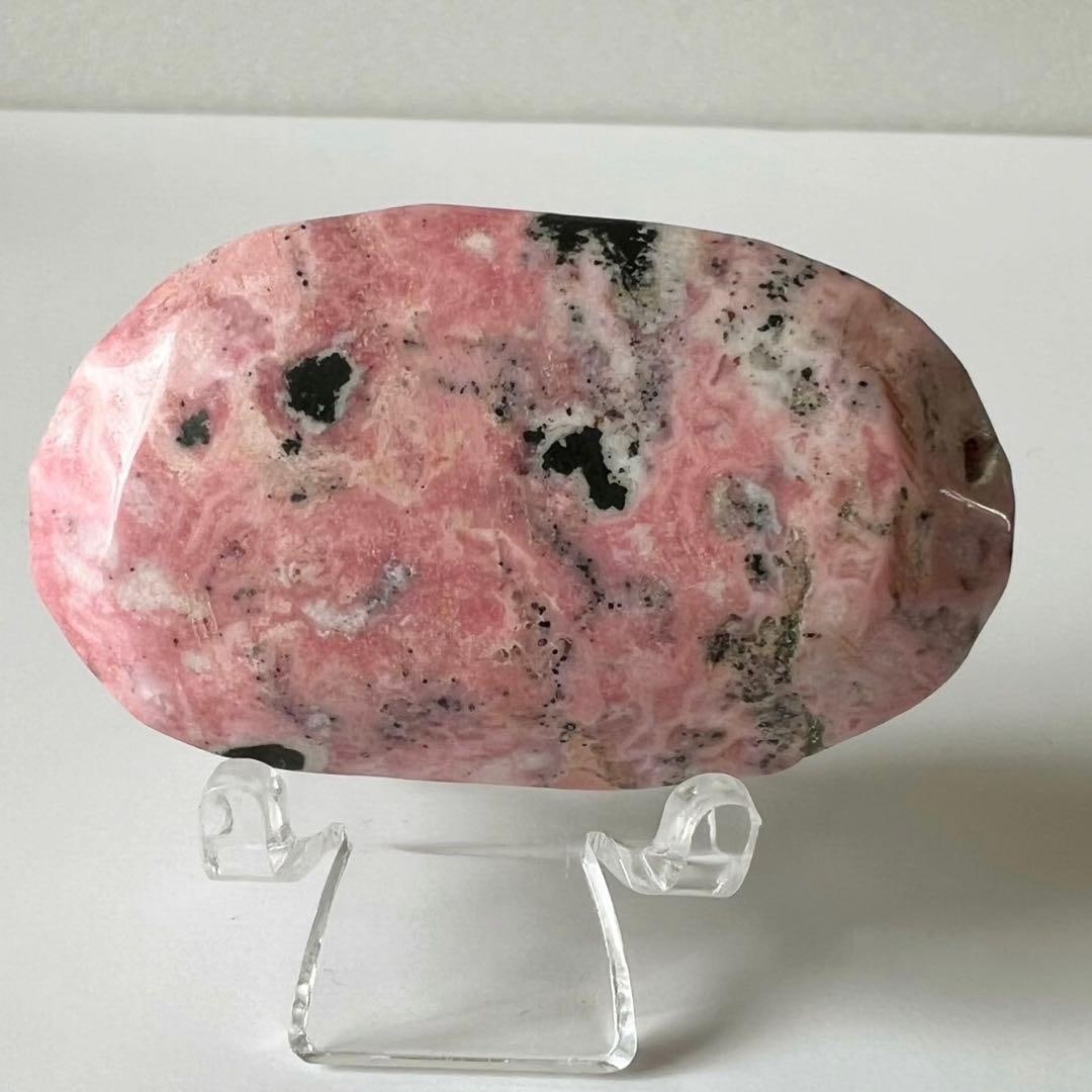 Rhodochrosite and Pyrite Symbiotic Palm Stone: Rhodochrosite and Pyrite Coexisting Palm Stone, 75 grams, Natural Stone, Handheld Stone This is a palm stone featuring the coexistence of pyrite and rhodochrosite. It showcases a gentle pink color