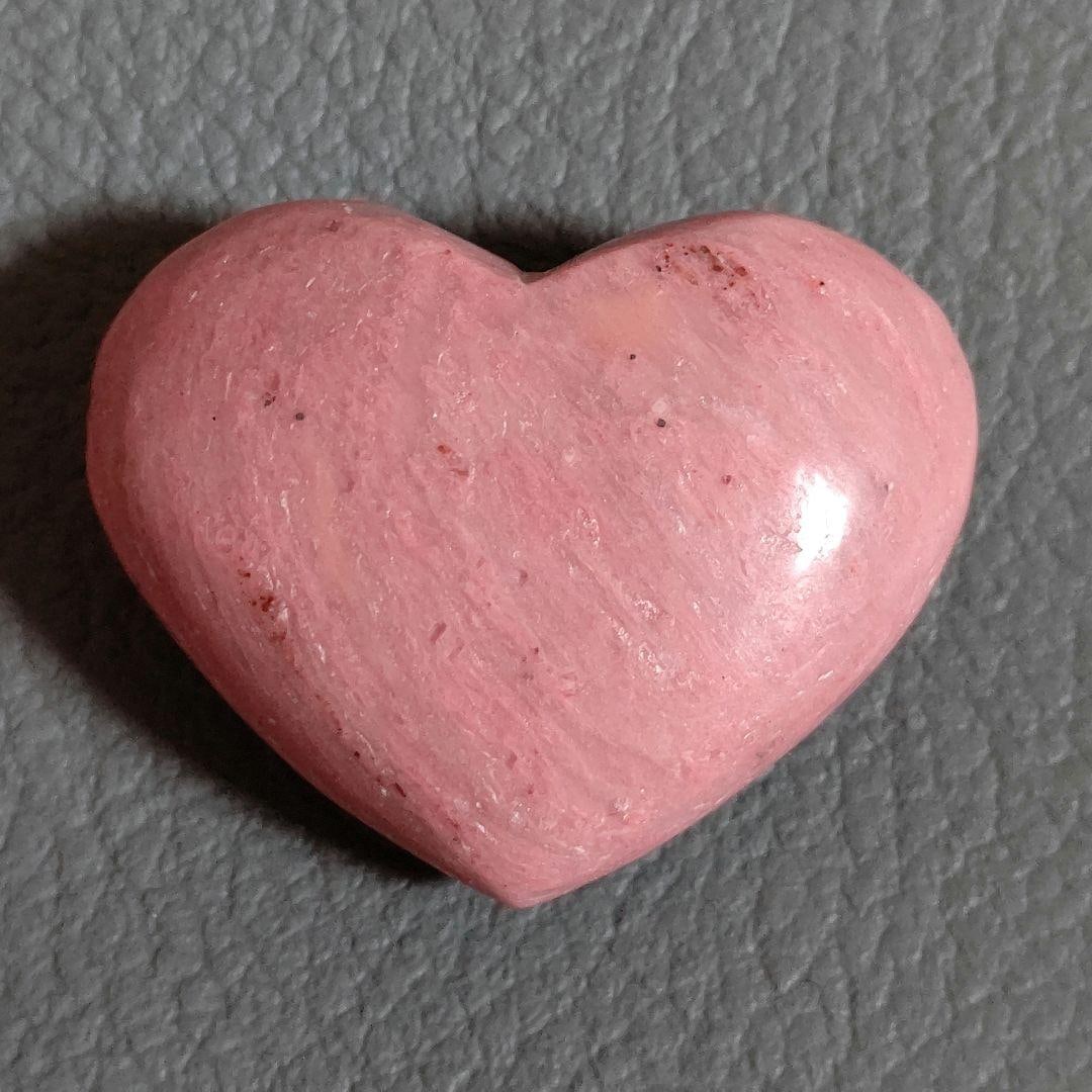 Pink Petrified Wood Heart-Shaped Palm Stone: Pink Petrified Wood Heart-Shaped Palm Stone, Natural Stone, Item No. 1011 Pink Petrified Wood Heart Dimensions: 3.6 cm (Width) × 2.8 cm (Height) × 1.5 cm (Thickness) As these are natural stones,