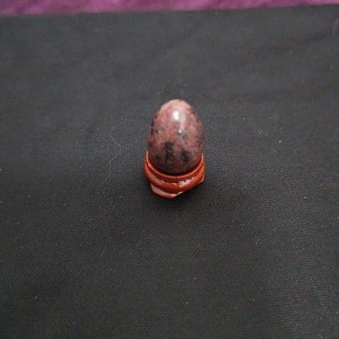 Rhodocrosite Handle Stone: Rhodocrosite Handle Stone The base is for photography purposes only. Height: 30.5 mm, Width: approximately 21.3 mm Freight: 1.International Freight: Foreign shipping charges are determined by