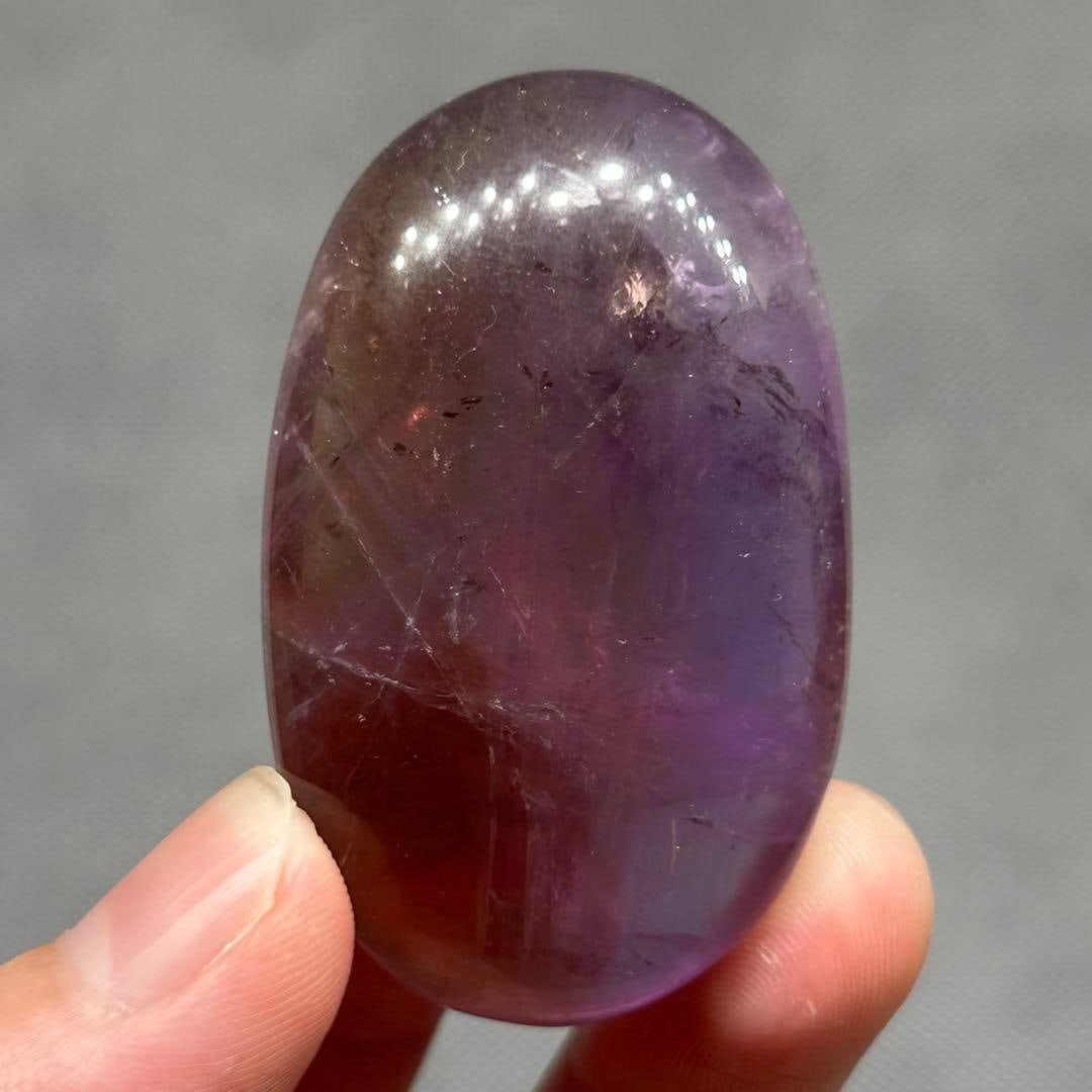Amethyst and Citrine Symbiotic Formation: Amethyst and Citrine Coexistence Specimen, Palm Stone, 40 grams Dimensions: 5.1 cm (height), 3.1 cm (width), 1.6 cm (thickness) Half Citrine It somewhat resembles amethyst. This is a palm stone with