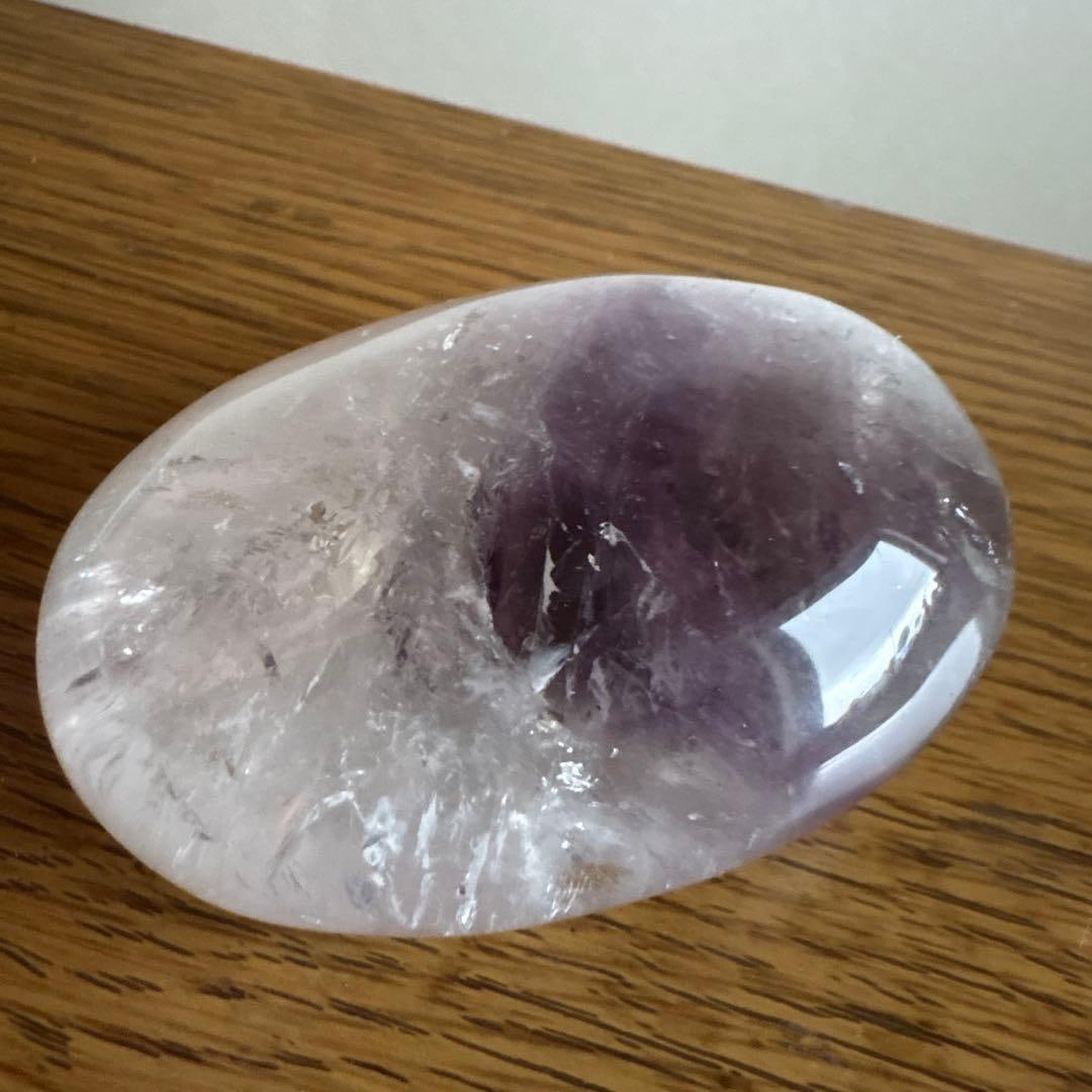 Amethyst Palm Stone: Amethyst Palm Stone, Natural Gemstone with Rainbow and Phantom Inclusions Weight: 100 grams Dimensions: 6 x 4.3 x 2.5 cm This is an amethyst palm stone featuring rainbow-colored inclusions. It is