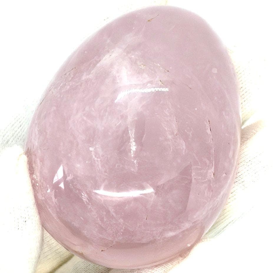 Rose Quartz Egg-Shaped 133g Natural Stone Ornament: Ultimate Healing Rose Quartz Egg-Shaped 133g Natural Stone Ornament, Peach Blossom Stone, Handheld Stone This is an egg-shaped rose quartz, a natural gemstone characterized by its gentle pink hue.