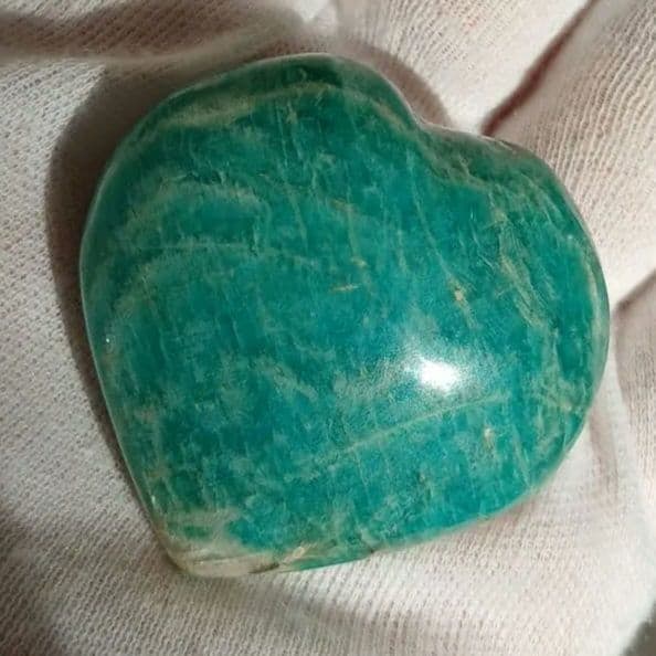 Amazonite, a plump heart-shaped natural stone.: Amazonite, a full-bodied heart-shaped natural stone, palm-sized decorative item. "Dimensions" Approximately 43.6 x 41.1 mm, with a thickness of about 22 mm. Amazonite - Promotes emotional stability