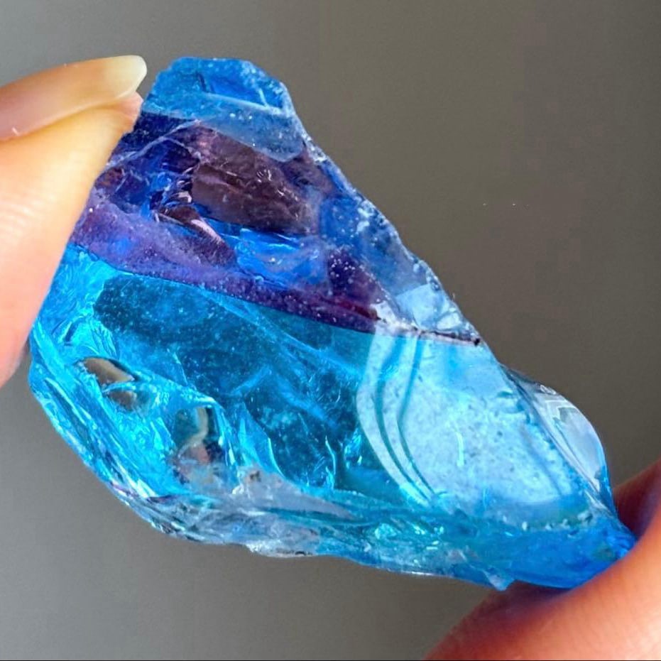 Blue Andara Crystal: Blue Andara Crystal, Handheld Gemstone Rare Blue Andara Crystal The popular blue is truly beautiful Material: Crystal Due to the nature of natural stones, they may have texture patterns, inclusions,