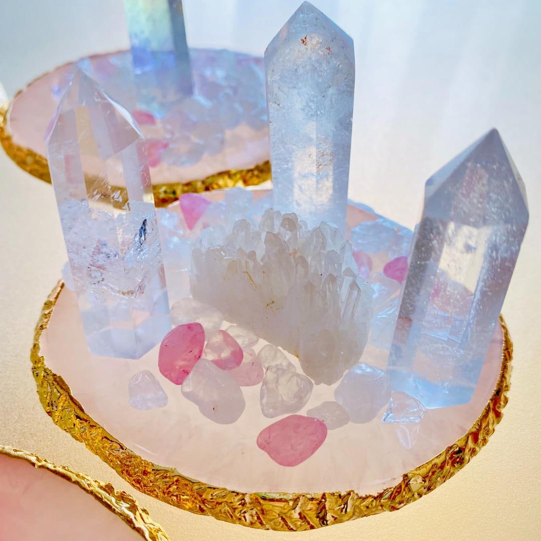 Utilizing natural stone crystal clusters and hexagonal crystals.: Natural stone crystal clusters and hexagonal crystals are known for their powerful purification effects. Crystal clusters and hexagonal prism crystals possess strong purifying capabilities. All