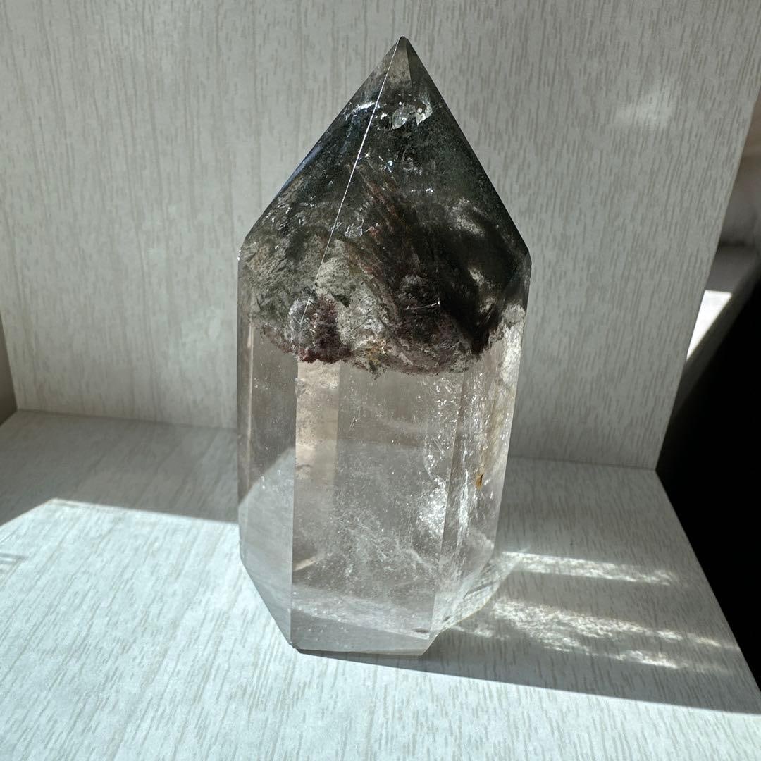 High-Quality Garden Quartz: High-Quality Garden Quartz/Spinel The highlight of this garden quartz lies in its high transparency, perfectly showcasing the green and pink inclusions within. The base is made of crystal material, wh