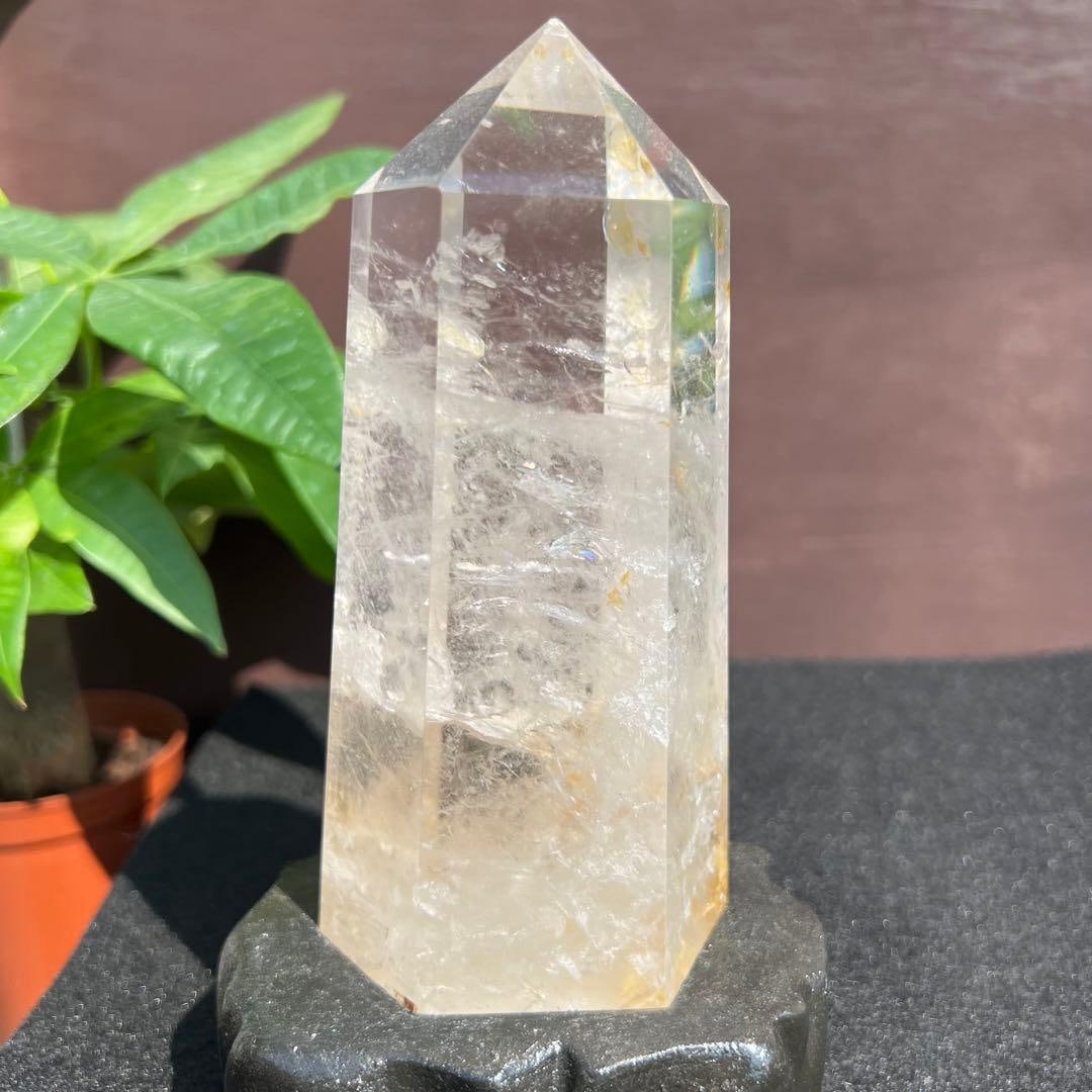 Hexagonal prism crystal with rainbow inclusions: Hexagonal Prism Crystal with Rainbow Inclusions - Natural Stone, Raw Stone, Energy Stone This is a beautiful and highly transparent hexagonal prism. The tip is impurity-free and extremely clear. It