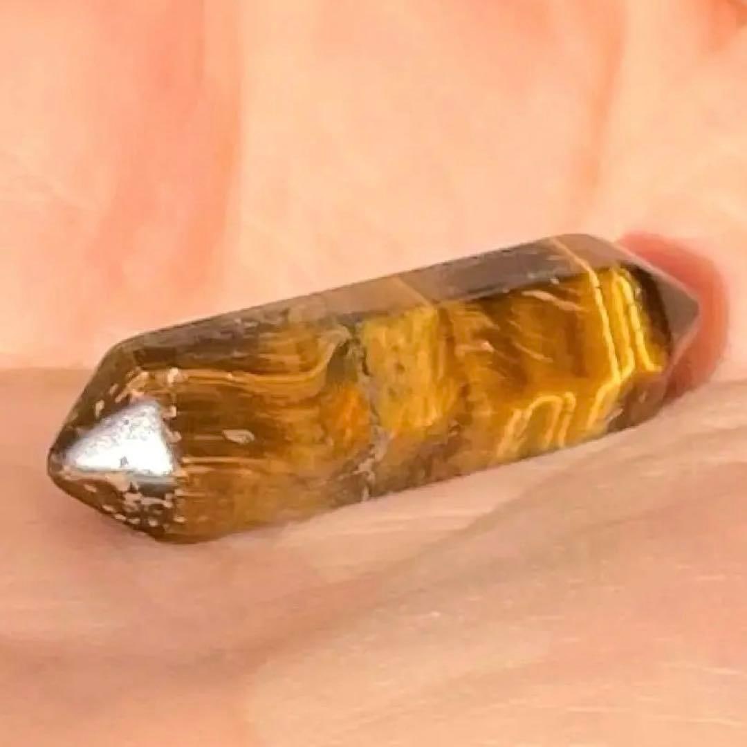 Tiger's Eye Double-Terminated Cat's Eye Hexagonal Prism Natural Stone: Tiger's Eye Double-Terminated Cat's Eye Hexagonal Prism Natural Stone This is a double-terminated Tiger's Eye stone, with both ends pointed. Depending on the angle of light, the cat's eye effect