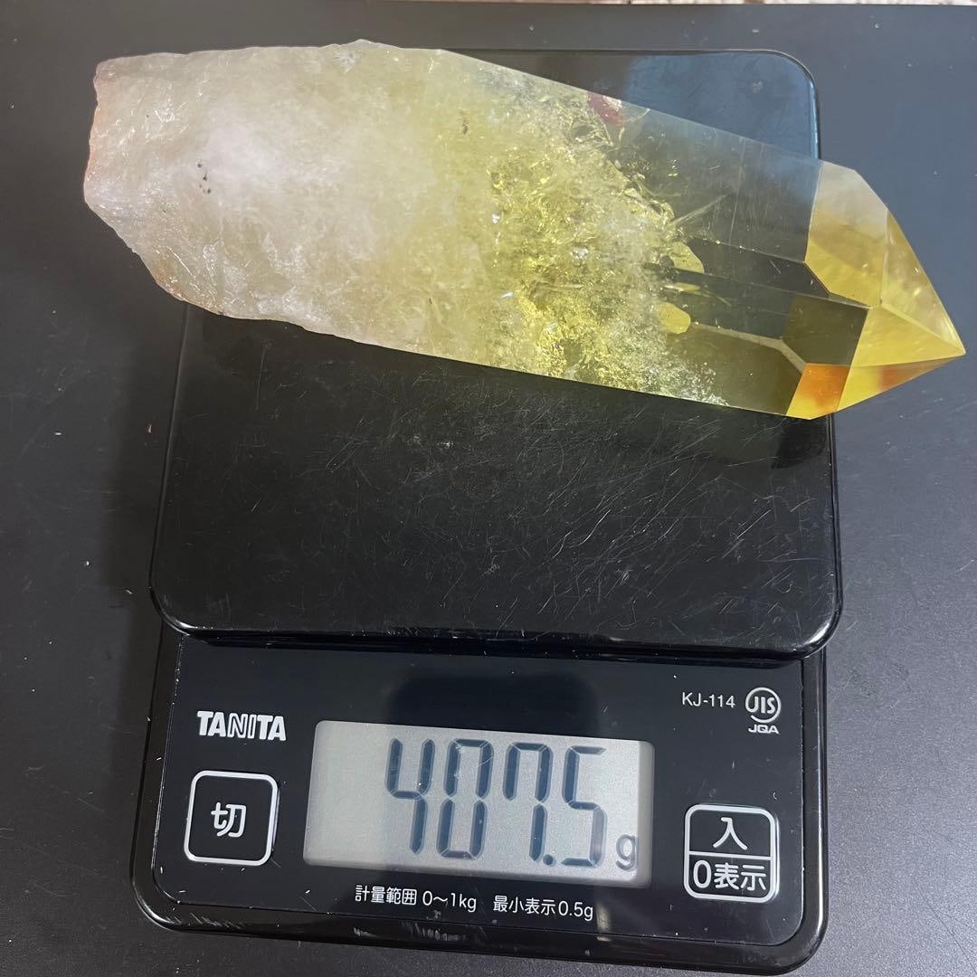 Yellow crystal column, hexagonal prism shape. - 17