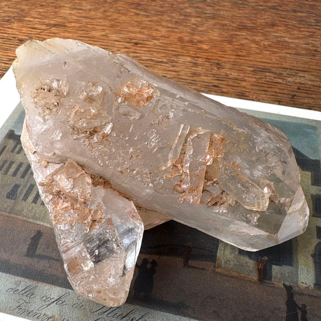 Hexagonal Columnar Crystal Mineral Specimen: Approximately 190g Hexagonal Prism Crystal Raw Stone Dimensions: 8 x 5 x 5.5 cm Weight: Approximately 190g The crystal is light blue in color and is roughly the size of a dumpling. Freight: