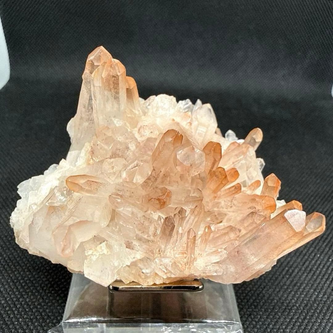 Natural Orange Quartz Crystal Cluster: Natural Orange Quartz Crystal Cluster This is an orange quartz crystal cluster originating from Sichuan Province, China. The color is beautiful, and the cluster formation is quite charming. Please