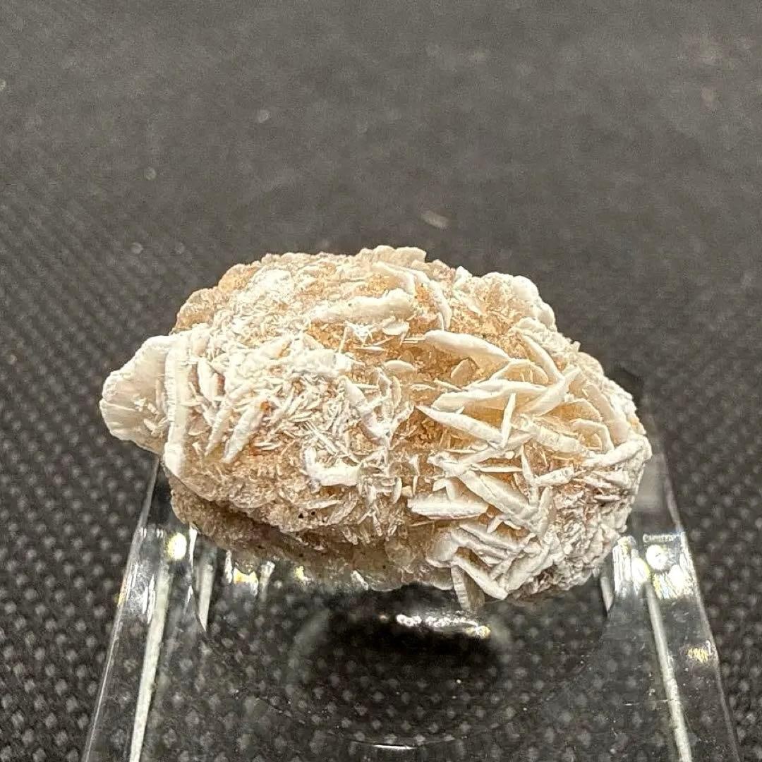 Natural Stone: Natural Stone, Desert Rose, Raw Stone This is an uncarved Desert Rose gemstone. Please assess based on the photographs provided. These are natural stones, and therefore, they are not perfect. There