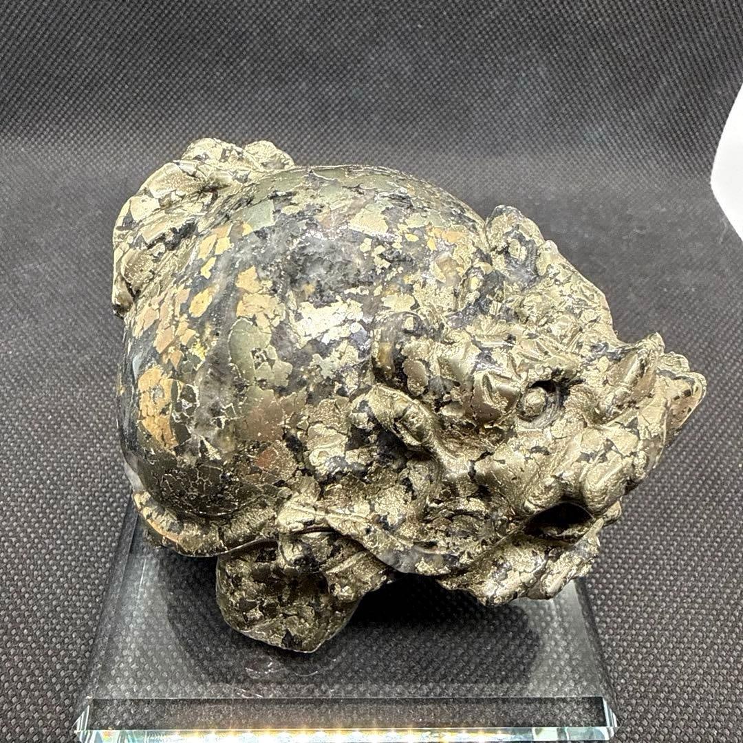 Natural Pyrite Stone: Large Natural Stone Pyrite Dragon Turtle (Dragon Turtle) Pyrite This is a pyrite dragon turtle. The piece features a beautiful pyrite crystal cube, clearly visible and impressively large in size. It
