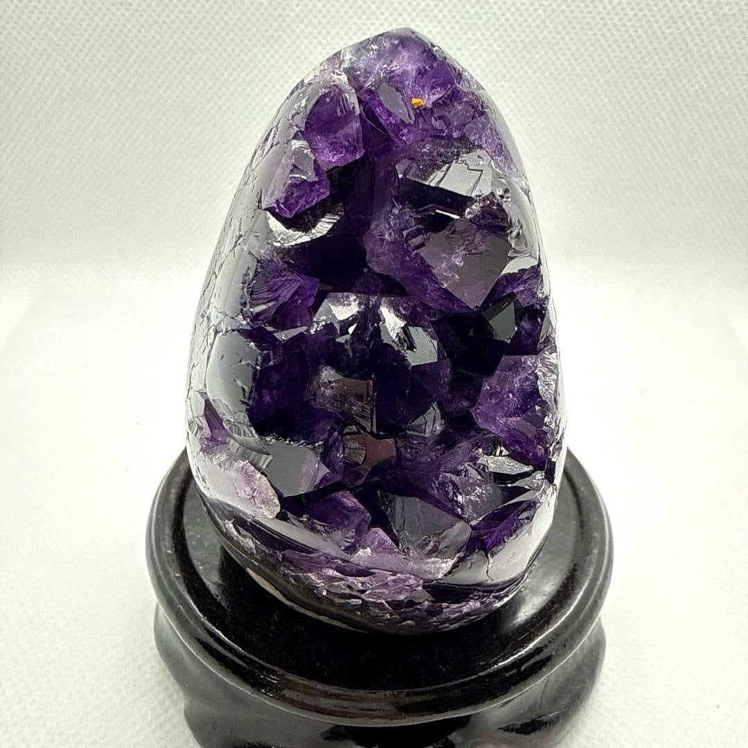 High-Quality Natural Amethyst Dome from Uruguay: High-Quality Natural Amethyst Geode from Uruguay, Large Size, Deep Color This is a high-concentration amethyst geode originating from Uruguay. The lighting in the photos is quite strong, which may