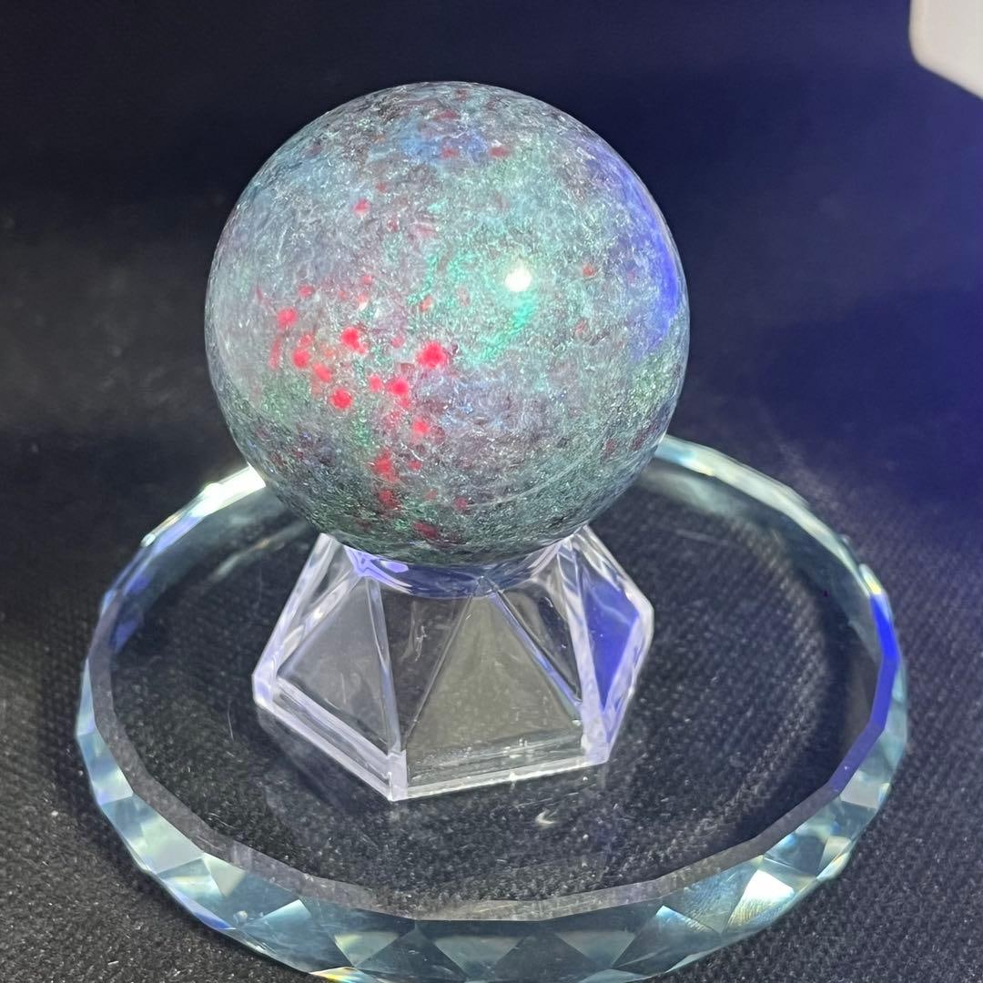 Kyanite Sphere: Natural Gemstone Kyanite Sphere, Inlaid with Ruby, Transparent Base, Diameter 48.6 mm Includes a transparent base. Freight: 1.International Freight: Foreign shipping charges are determined by destinat