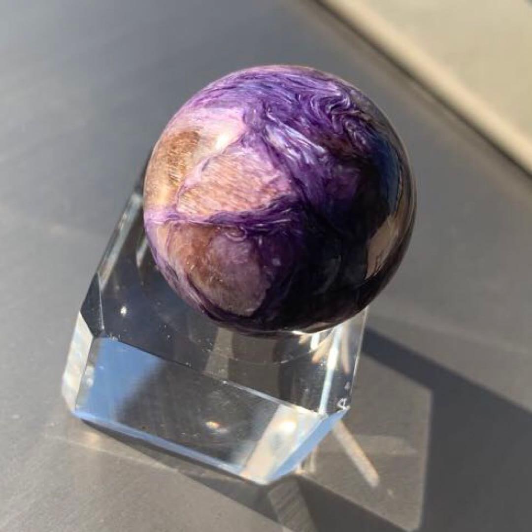 Deep purple dragon crystal natural stone: Deep Purple Russian Charoite Bead Natural Stone Diameter: Approximately 26.5 mm Weight: Approximately 25 grams Charoite, along with Larimar and Sugilite, is renowned as one of the world's three major
